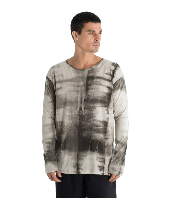 Shibori, relax fit long sleeve shirt crafted from light weight certified organic cotton. With 2 asymmetrical seam lines on its front, and 1 vertical seam running down its back this shirt is simple yet unique and original. Hand dyed with plants.